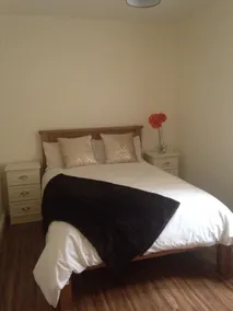 Modern Town center 3 bed house - Image 3