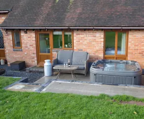 Coach House at Oaks Barn Farm Alcester with optional hire Salt water hot tub - Image 2