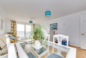 Great 2 Bed Flat-South Balcony & Harbour Views - Image 3