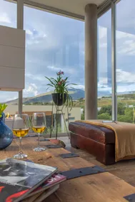 Romantic Getaway: Private Jacuzzi and Fireplace - Image 2