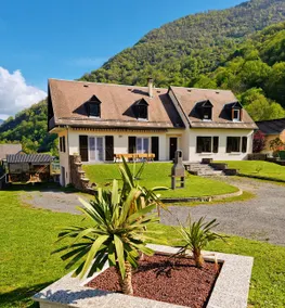 Large 300 m² villa with private garden - Image 2