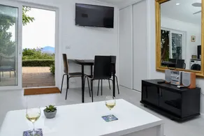 Stylish studio with beautiful mountain views - Image 3