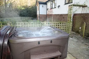 Hyde Paddock, New Forest, with hot tub & log fire - Image 4