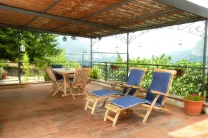Beach house with large terrace - Image 3