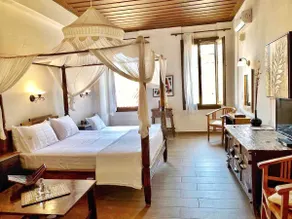 Spacious boutique room. - Image 5