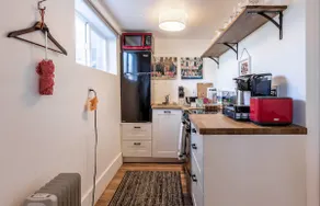 Cute Studio and Breakfast with Yard and Nearby Bus - Image 2