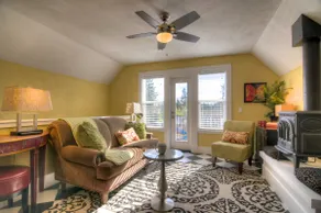 Cool Upstairs Apt Near Downtown - Image 4