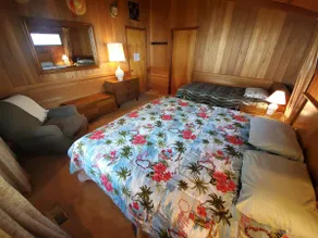 Lakefront Cedar Cottage - Large Yard, Max 8 People - Image 5