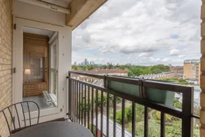 Bright Modern One-Bed with Stunning View of Thames - Image 2