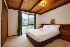 Seaside Retreat in Rye, Cozy 3-BR Home - Image 3