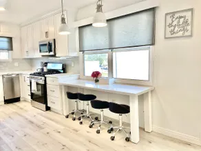 Beautiful Beach Retreat in Heart of Town - 2blks to Beach - Image 2