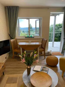 Malvern hillside apartment with spectacular views. - Image 4