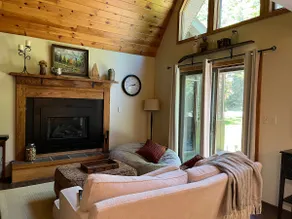Lakeside Lodge—Secluded Family Getaway Sleeps 10 - Image 2