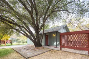 Live Oak Cabin ~Listen to River, Strong WiFi & BBQ - Image 4