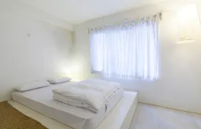 Four Red Doors Apartments - Image 3