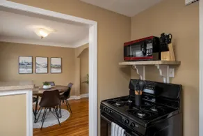 Parkside 1BR: Spacious, Quiet, Covered Parking - Image 3