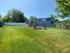 Large, fully fenced yard, Pet friendly! - Image 4