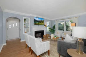 Walk to ND | 6 bedrooms - Image 3