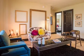 Stylish & Eclectic Modern 2/1 Apt – WeAreAuthentic - Image 2