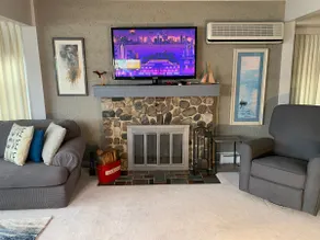 Liz's Lakefront Home - Image 4