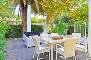 Elegant seafront villa with garden - Image 2