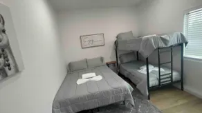 3 beds, Sleeps 4, EV, Pool, Gym, Private | WC26 - Image 3