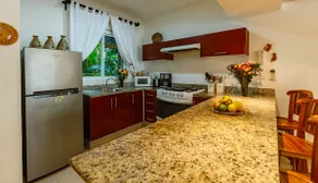 Meridian Beach Condo, 200m from beach and 5th avenue, Wifi - Image 4