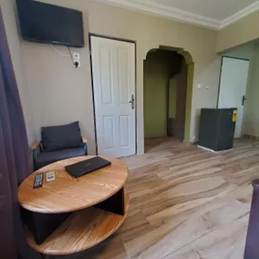 Entire Exectv Apartment with Pressure Shower Room - Image 3