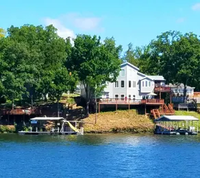8MM!2 kitchens,2 levels,3 decks,2 docks!Sleeps 18! - Image 2