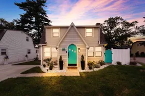 Cozy 4-bedroom cottage with lake view and patio - Image 2