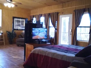 The Emerald Forrest Swamp Cabin - Image 5