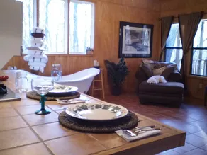 The Emerald Forrest Swamp Cabin - Image 3