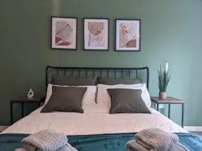 Homely 2 bed duplex with a river view - Image 3