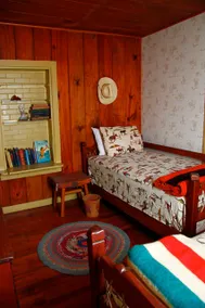 SECLUDED WESTERN RANCH HOUSE 2B 2B - Image 4