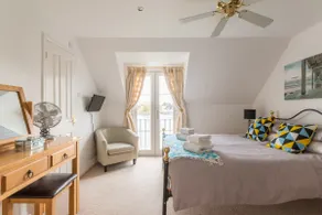 Lake View - Cotswold Lakeside Lodge - Image 3