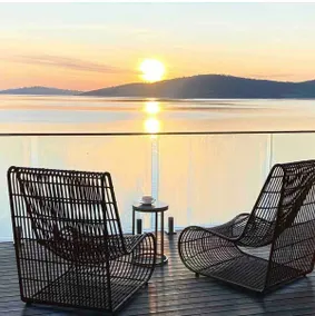Float waterfront 16km from Hobart CBD/airport - Image 3
