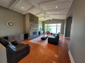 Beautiful & spacious all-season waterfront cottage - Image 5