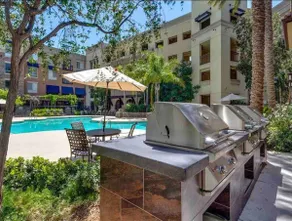 Luxury 2BR Condo• 16ft Ceilings• Walk to mall - Image 3