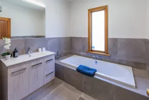 BOND ESTATE LUXURY ACCOMMODATION - Image 4