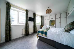 Double King bed, huge space, F/stick games & xbox - Image 5