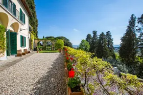 Villa in Florence - No Car Needed, Terrific Views. Exclusive Pool, Garden, Wi-Fi - Image 3