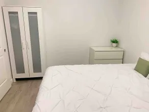 Cozy 1BR Condo w/ Insuite LDRY, Gym & Free Parking - Image 5