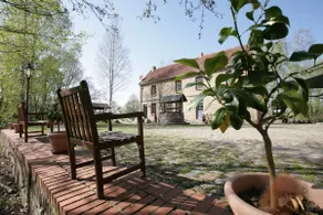 Rosenhaus (links) der Wasserburg Liepen - Image 3