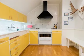 Cozy 2 bedroom apartment, bed sheets and towels are provided - Image 4