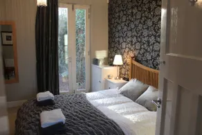 Private en-suite room, self check in - Image 4
