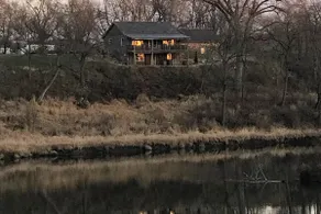 Hütte am Big Sioux River mit rauschendem Wasser des Klondike Damms. - Image 4
