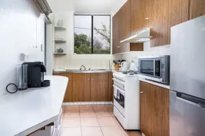 Quiet 2BR Apartment with Garden views in Griffith - Image 3