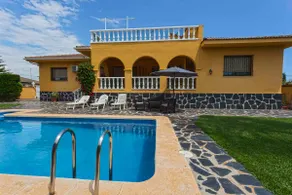 Spacious villa with large pool and garden - Image 3