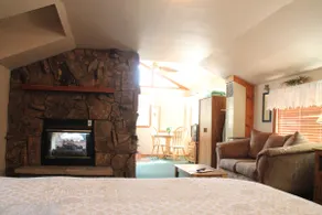 Love Nest-Cabin on River w/king bed & 5x5 jet tub - Image 4