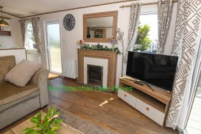 LAKESIDE 3-bedroom holiday home with HOT TUB - Image 4